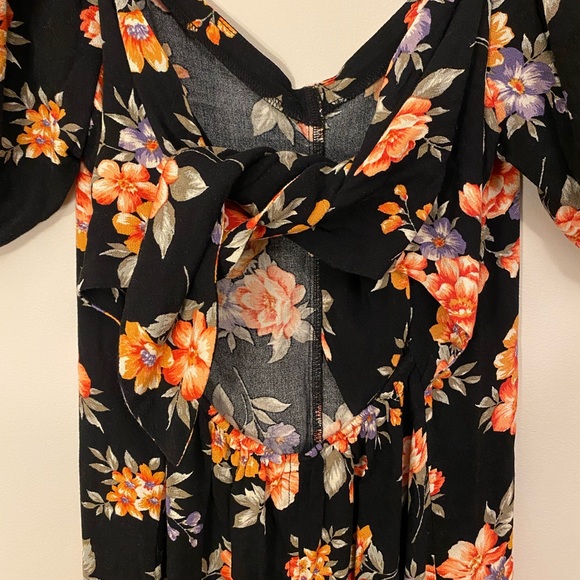 Low Back Summer Dress🖤 - Picture 3 of 5